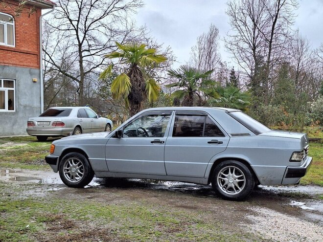Mercedes 190 1990, 100,000 km - 2.0 l - Astara
