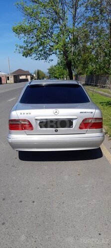 Mercedes E 230 1996, 567,341 km - 2.3 l - Qax