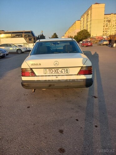 Mercedes E 250 1988, 123,456 km - 2.5 l - Sumqayıt