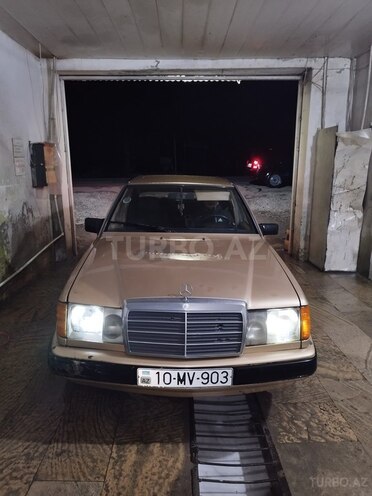 Mercedes E 230 1987, 999,888 km - 2.3 l - Qusar