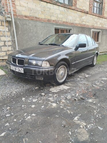 BMW 316 1993, 303,000 km - 1.6 l - Zaqatala