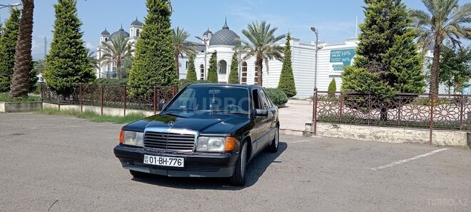 Mercedes 190 1990, 270,000 km - 2.0 l - Astara
