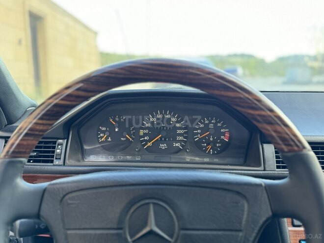 Mercedes E 220 1995, 177,000 km - 2.2 l - Bakı